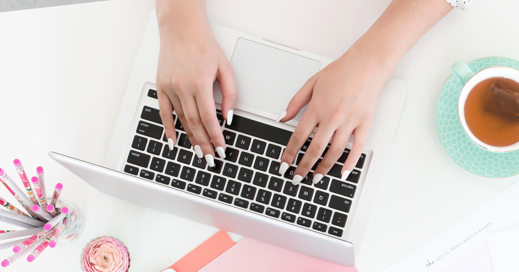 Frau tippt am Laptop um neue Leads zu generieren und ihre E-Mail-Liste zu füllen